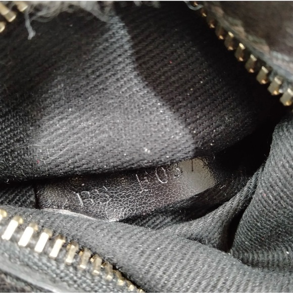 SOLD!!!! 💯 Valentino Garavani Rockstud small tote crossbody - Picture 4 of 16